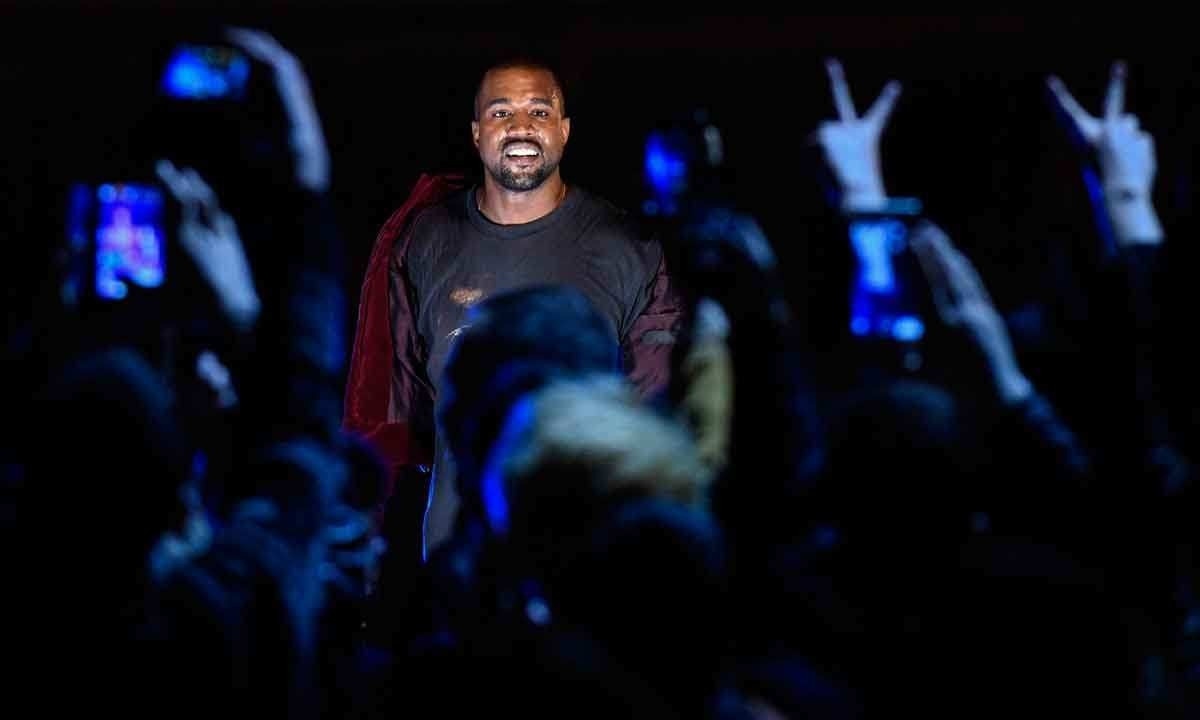 Com uma das mais bem-sucedidas carreiras do hip hop, Kanye West é um artista controverso e autor de declarações antissemitas -  (crédito: KAREN MINASYAN / AFP)