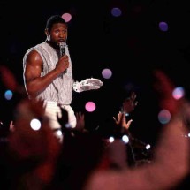 No SuperBowl, Usher brilhou no palco; Beyoncé e Taylor Swift, fora dele - JAMIE SQUIRE / Getty Images via AFP