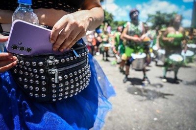 Telefone celular se tornou objeto do desejo dos ladrões e no carnaval o alvo é ainda maior em Belo Horizonte -  (crédito: Leandro Couri/EM/D.A.Press)