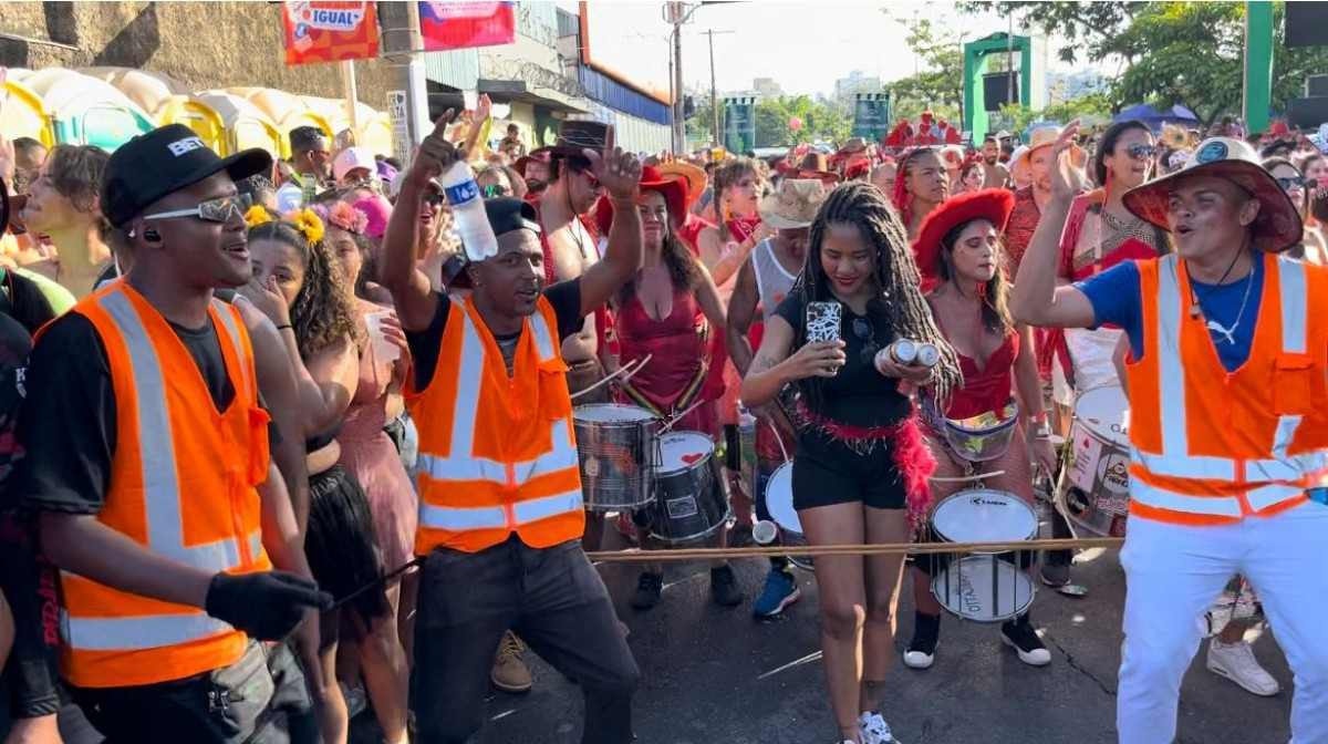 Carnaval BH 2024: trabalhadores se entregam à dança no 'É o Amô'