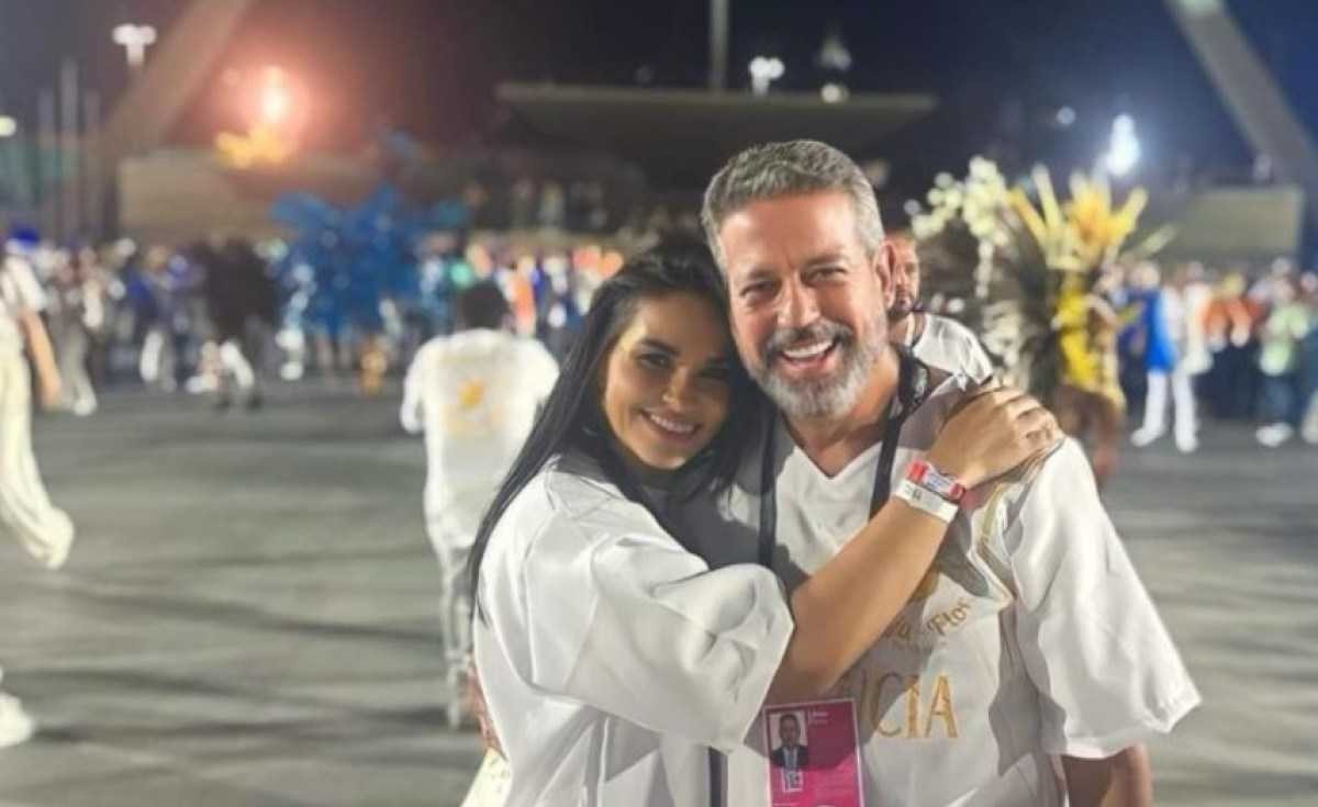 Arthur Lira desfila pela Beija-Flor no Rio e homenageia Maceió