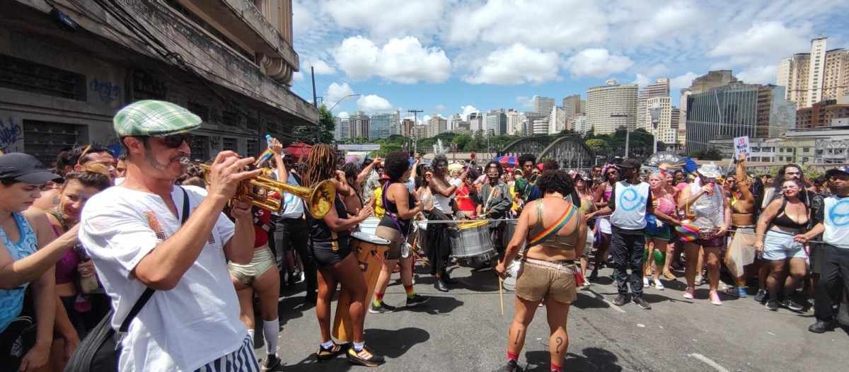 A bateria do bloco é aberta a qualquer pessoa que queira tocar