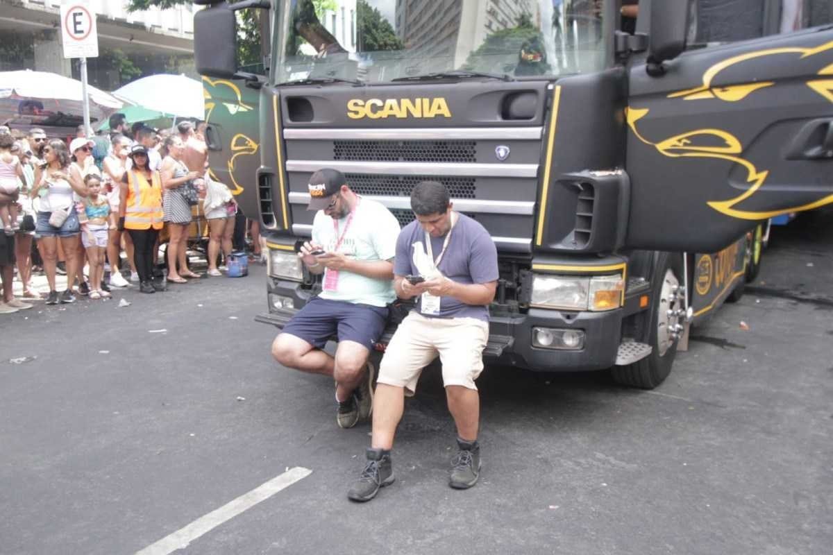 Produção do bloco aguarda enquanto o trio elétrico fica parado