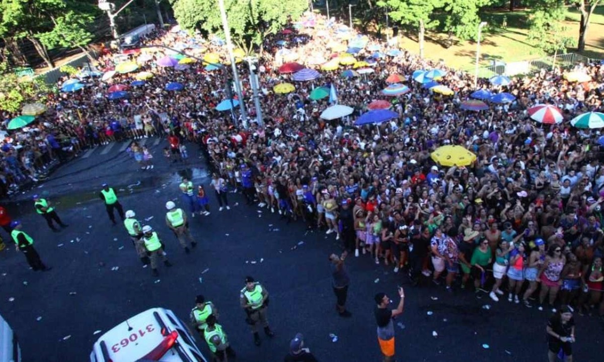 Polícia Militar presente nas movimentações e na segurança dos cerca de 500 blocos de Belo Horizonte -  (crédito: Marcos Vieira/EM/D.A.Press)