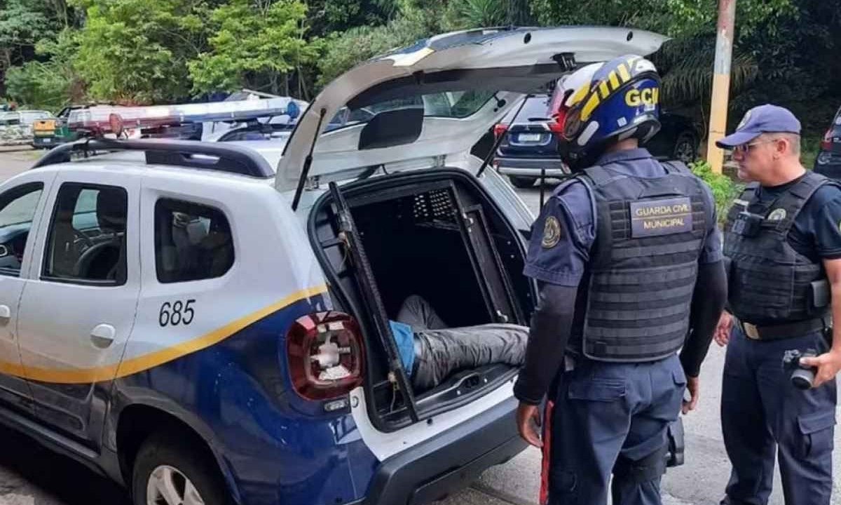 Suspeito foi preso em flagrante e conduzido à delegacia da Polícia Civil -  (crédito: Guarda Civil Municipal/Reprodução)
