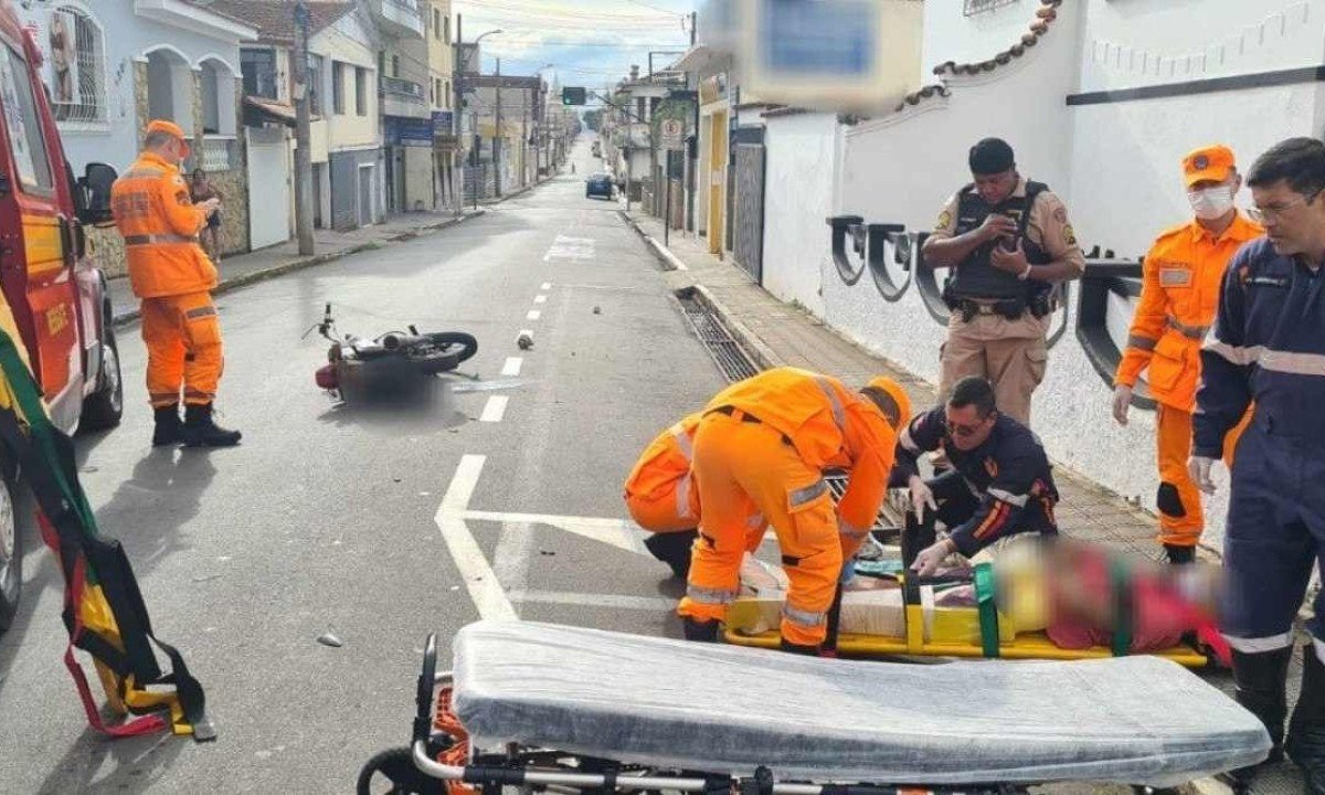 Acidente aconteceu entre no cruzamento da avenida Presidente Arthur Bernardes com a rua Juscelino Barbosa, no Centro de Alfenas -  (crédito: Corpo de Bombeiros/Divulgação)