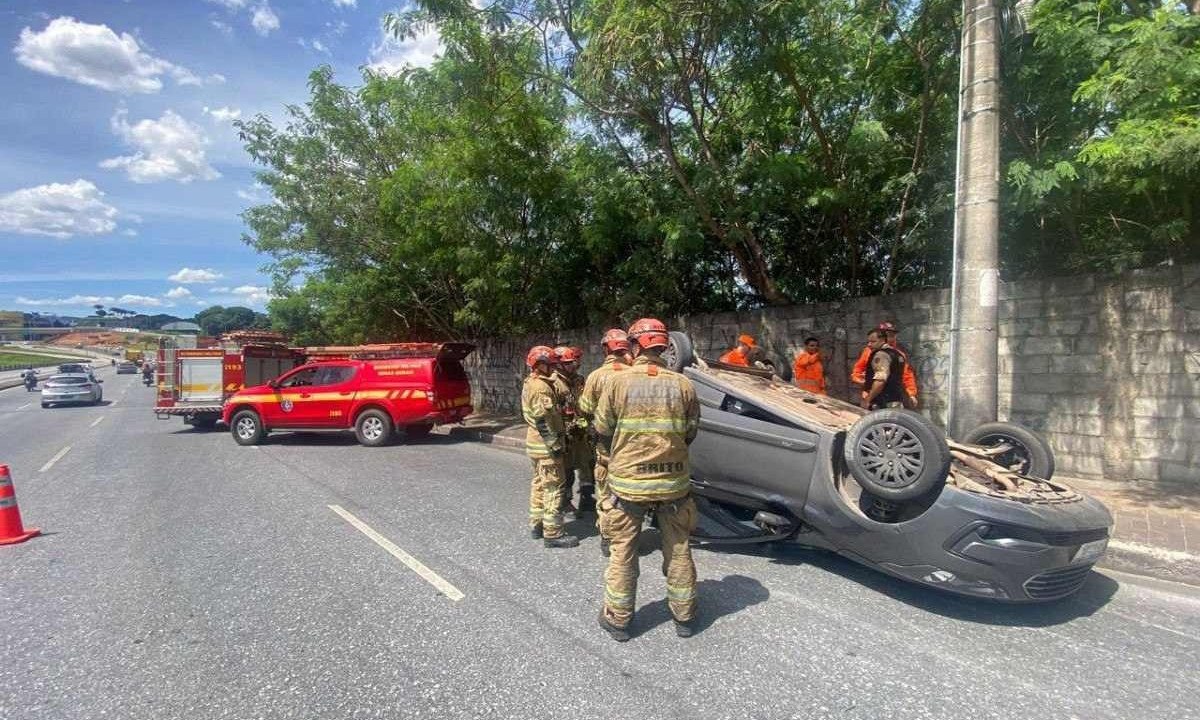 Motorista teria perdido a direção após passar por um buraco -  (crédito: Corpo de Bombeiros)