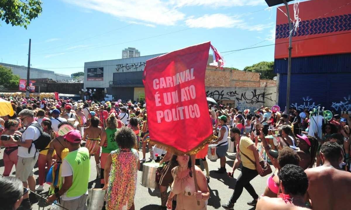 Luciana Duarte levanta sua bandeira no Bloco Juventude Bronzeada, que passa mensagem politizada contra o estado e os estigmas da sociedade -  (crédito: Alexandre Guzanshe/EM/DA)