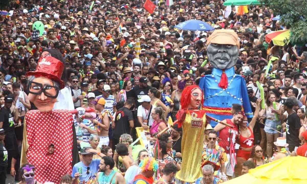 Houve também quem trouxesse os famosos bonecos "Kai Kai", que simbolizam diversas festas culturais brasileiras. -  (crédito: Marcos Vieira /EM/DA. Press)
