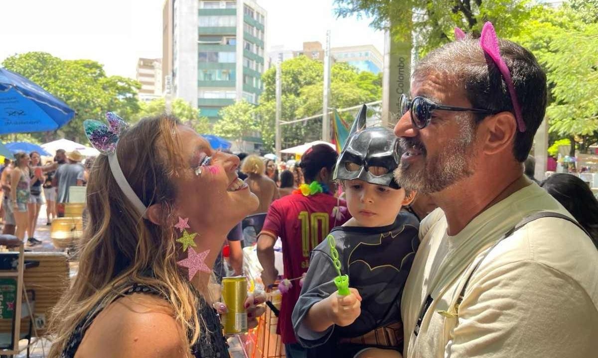 Reinaldo Gomes, Nara Kohlsdorf e o pequeno Joaquim vieram de Brasilia para curtir o carnaval em BH com a família -  (crédito: Bertha Maakaroun EM/D.A.Press )