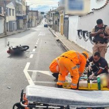 Motorista foge depois de atropelar e deixar motociclista em estado grave na rua em MG - Corpo de Bombeiros/Divulgação