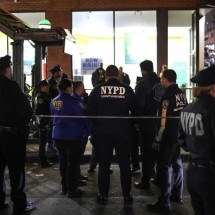 Um morto e cinco feridos em ataque a tiros no metrô de NY - CHARLY TRIBALLEAU / AFP
