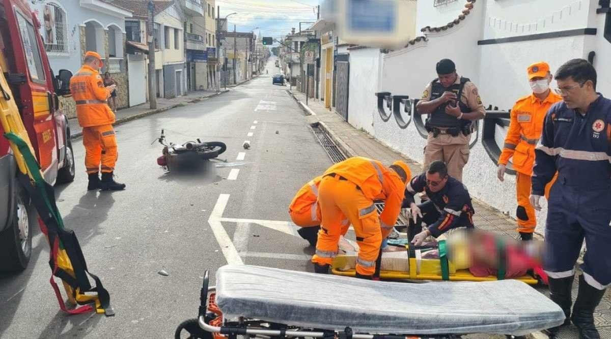Motorista foge depois de atropelar e deixar motociclista em estado grave na rua em MG