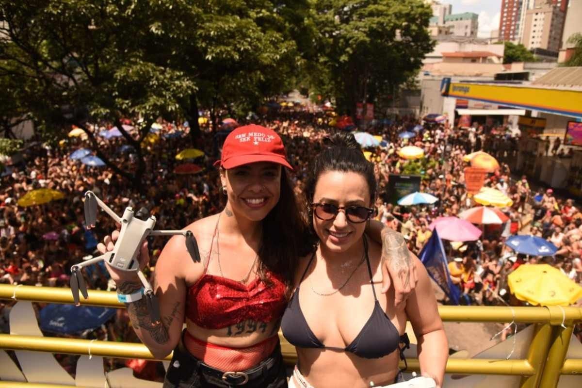 Esse ano as namoradas  Bárbara Junqueira e Debora Zopelar não estão separadas pela corda