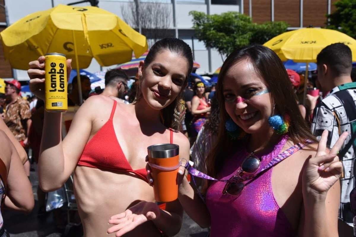 Maria Ligia curtiu o desfile com a amiga Julia Resende