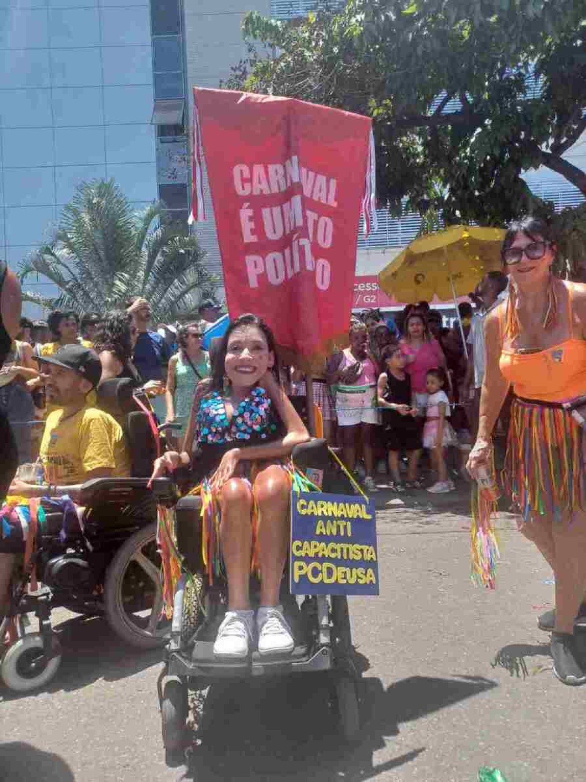Aline Castro saiu todos os dias de carnaval e foi ao Bloco Juventude Bronzeada acompanhada do irmão, também PcD, e da mãe