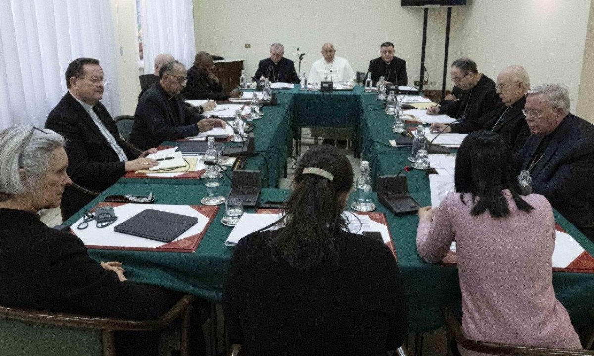 As três teólogas que participaram do Conselho de Cardeais (esq. para dir.): Jo Bailey Wells, Irmã Linda Pocher e Giuliva Di Berardino -  (crédito: EPA)