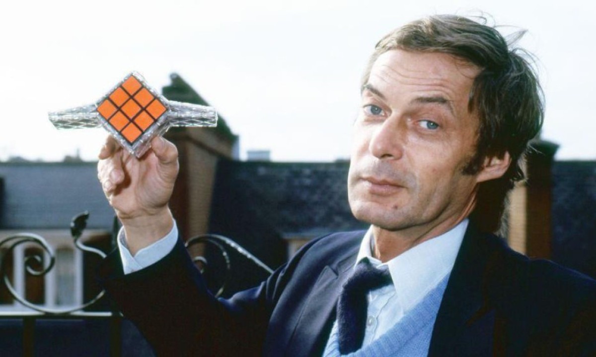 Em 1975, o acadêmico húngaro Ern? Rubik depositou a patente da sua invenção que se tornaria um fenômeno mundial. -  (crédito: Getty Images)