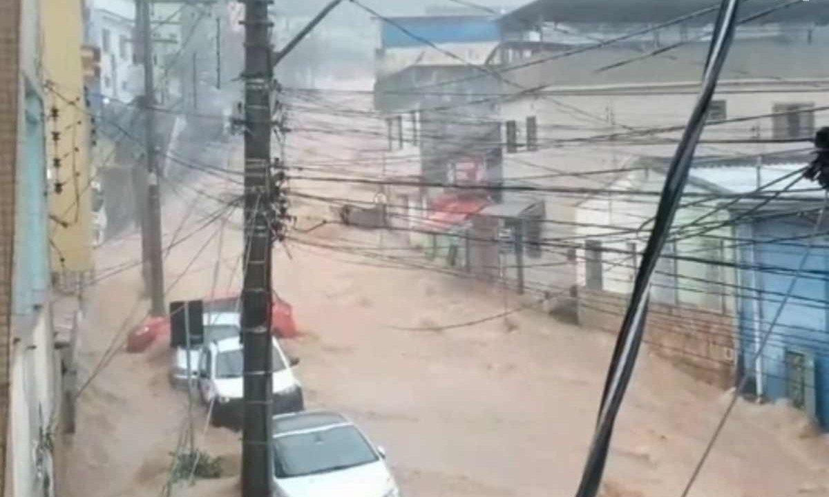 Rua Cesário Alvim, no Bairro São Bernardo, é tomada por uma forte enxurrada -  (crédito: Redes sociais/Reprodução)