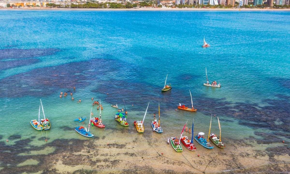  O Caribe é aqui: barreira de recifes em frente a Praia de Pajuçara cria um espetáculo natural em Maceió
       -  (crédito:  Secretaria de Turismo de Alagoas/Divulgação)