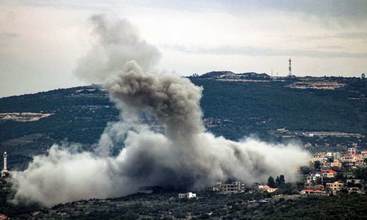  Fumaça de um bombardeio sobe em Shihin, no sul do Líbano, fronteira com Israel -  (crédito: KAWNAT HAJU / AFP)