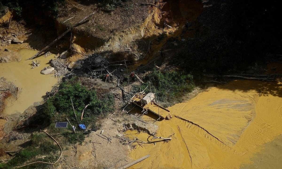 Garimpo ilegal em terra Yanomami, no estado de Roraima, localizado em operação do Ibama -  (crédito: Reuters/Folhapress)