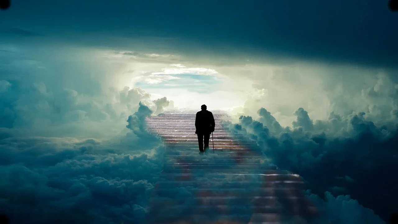 Homem sobe escada em direção ao céu, imagem ilustrativa de uma pessoa se despedindo da vida -  (crédito: Pixabay)