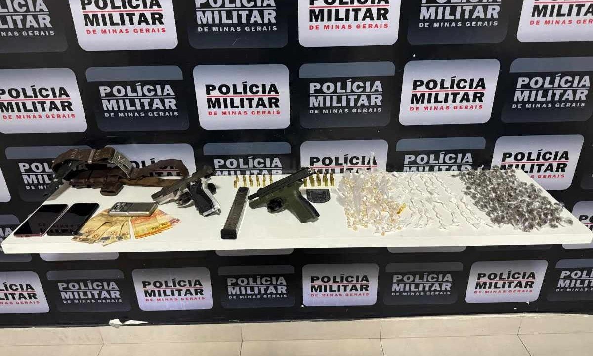 Os autores foram encaminhados à Delegacia de Polícia Civil juntamente com o material apreendido para demais providências
 -  (crédito: PMMG/Divulgação)