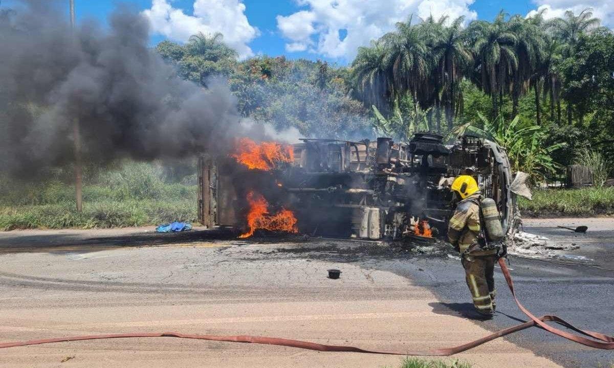 Acidente aconteceu na altura do km 450, em Sabará, na Região Metropolitana de Belo Horizonte, no fim desta manhã -  (crédito: Corpo de Bombeiros/Divulgação)