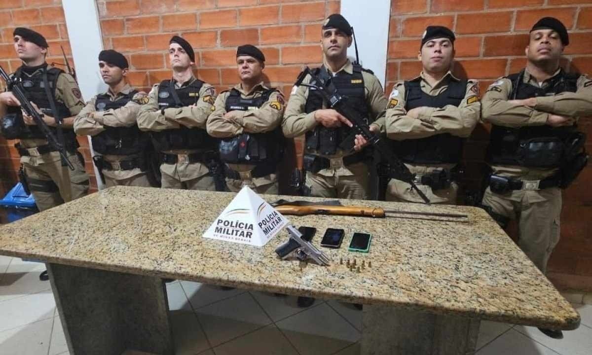 A polícia apreendeu uma arma, um carregador, dez munições e uma espingarda de fabricação artesanal -  (crédito: PMMG/Reprodução)