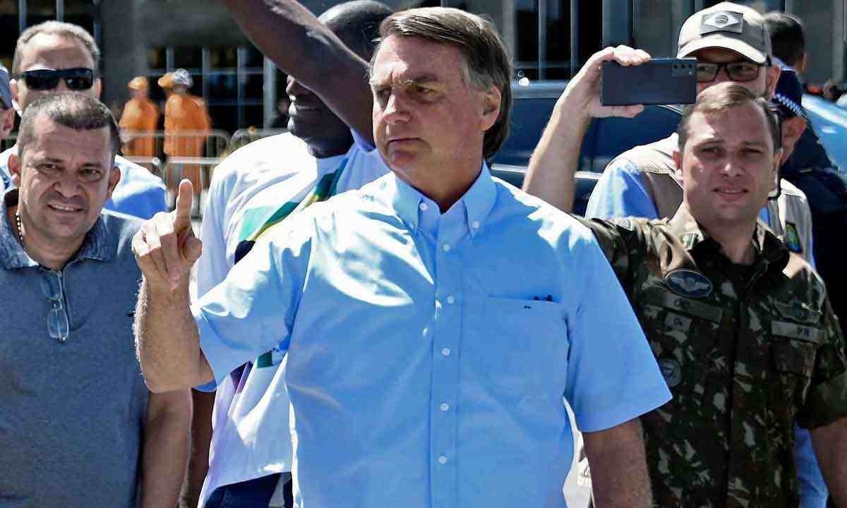 Jair Bolsonaro e Mauro Cid (D) durante evento em 2022: a delação do ex-ajudante de ordens revela detalhes da minuta golpista -  (crédito: EVARISTO SÁ/AFP – 1/5/22)