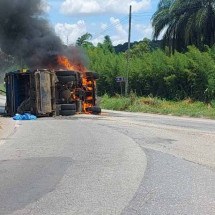 Caminhão de lixo tomba e pega fogo na BR-381, na Grande BH - Polícia Rodoviária Federal (PRF)/Divulgação