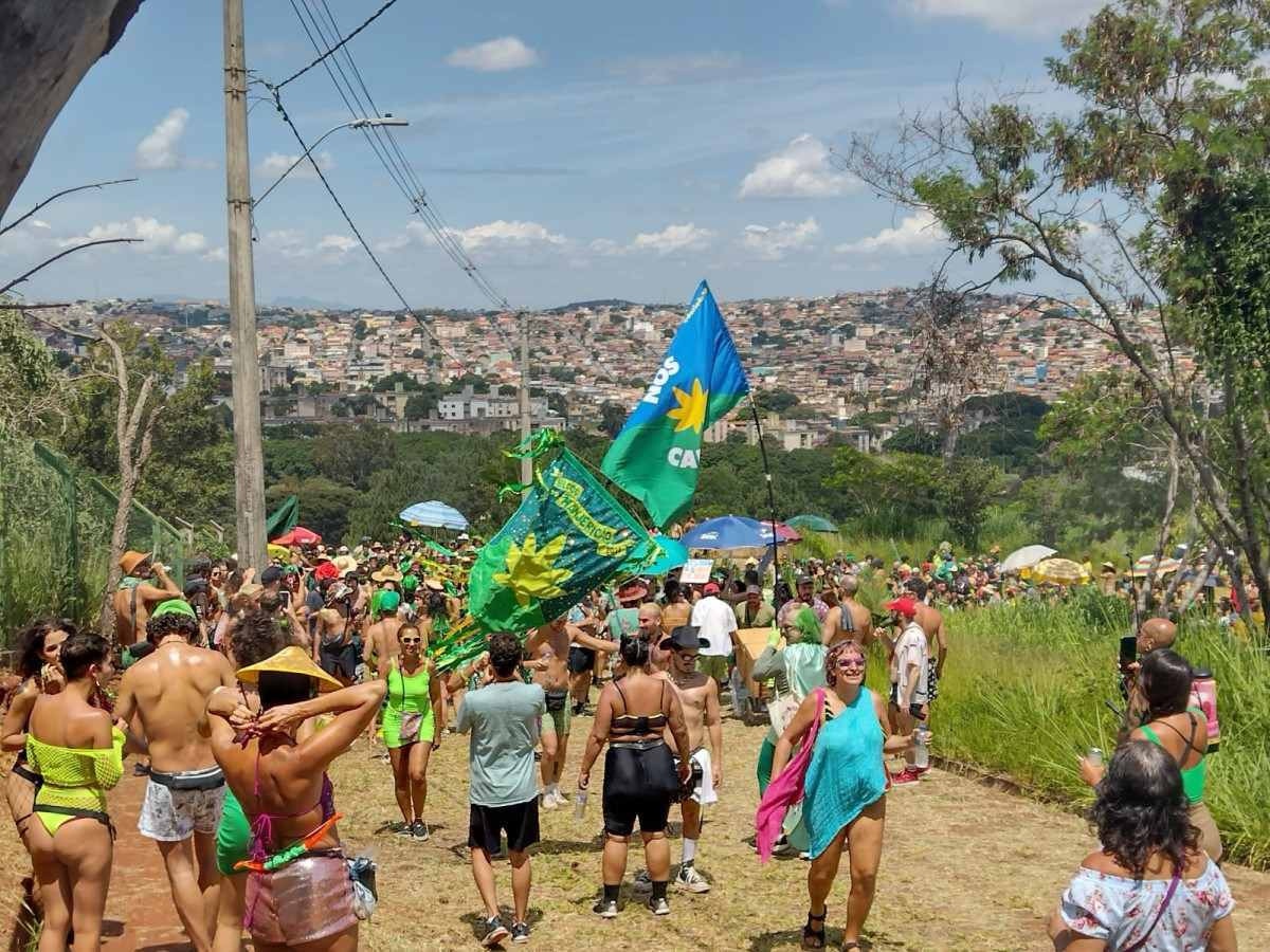 Bloco do Manjericão reúne diversos foliões no Barreiro em BH