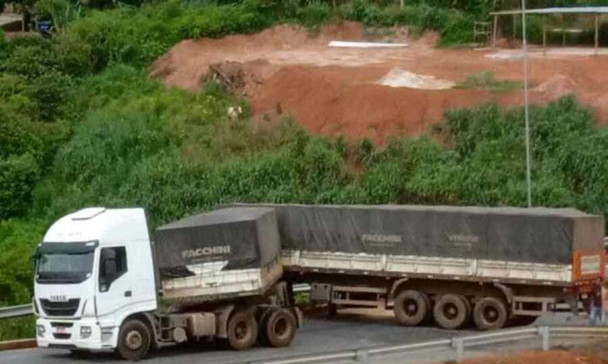 Carreta bitrem interdita BR-381 nesta manhã de quinta -  (crédito: Redes Sociais/Reprodução)