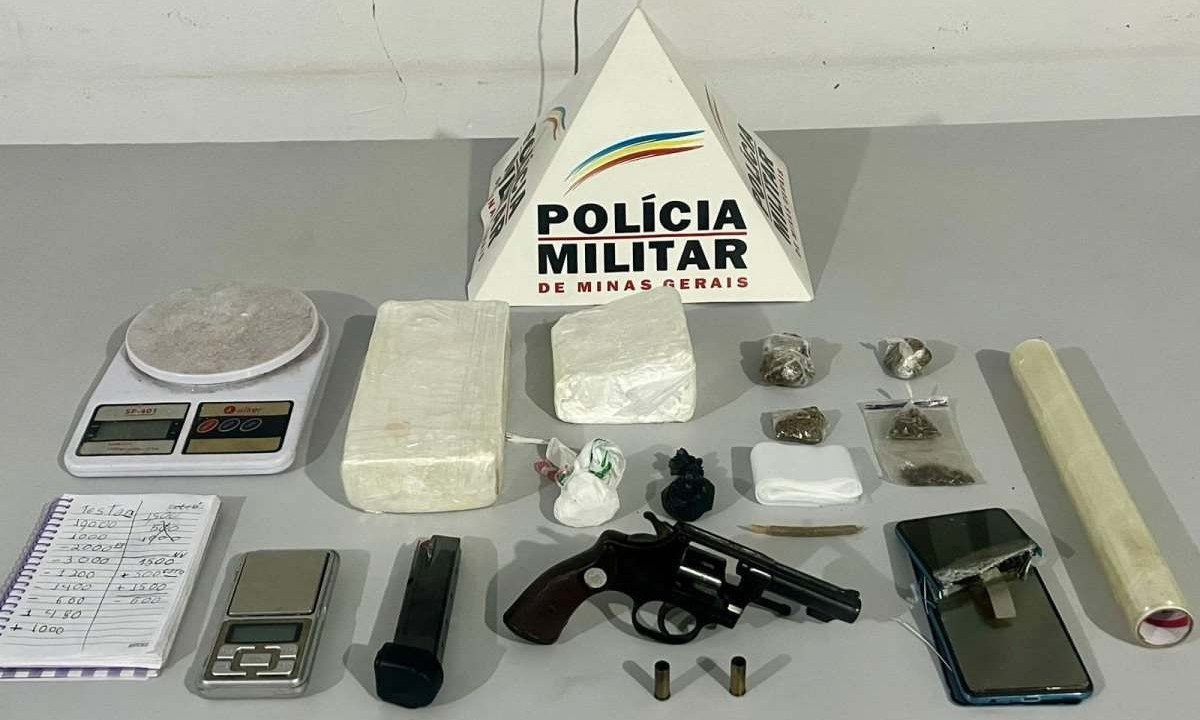 Material apreendido pela polícia dentro de casa onde foragidos estavam escondidos -  (crédito: PMMG/Divulgação)