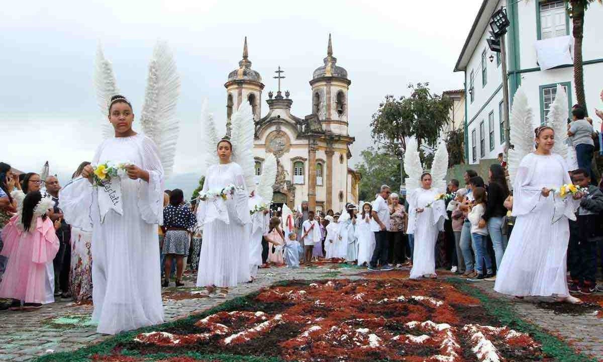 Procissão na histórica Ouro Preto, enfeitada com os tradicionais tapetes de serragem, é um dos pontos altos do período em Minas Gerais -  (crédito: Jair Amaral/EM/D.A Press – 21/4/19)