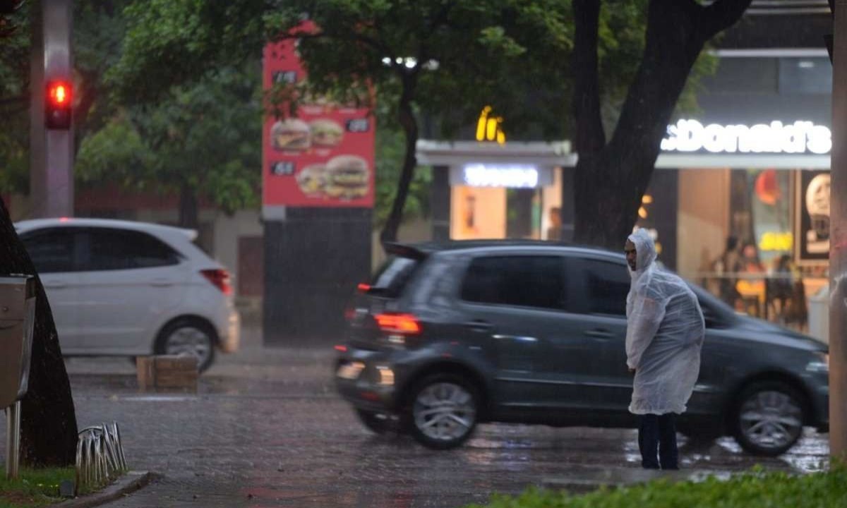 BH registra fortes chuvas na tarde desta quinta-feira -  (crédito: Tulio Santos/ E.M/ DA Press)
