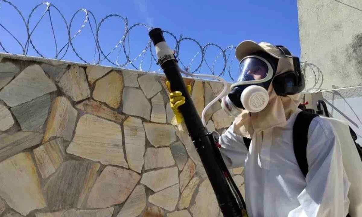 A prefeitura tem adotado medidas, como inseticida, para evitar a proliferação do mosquito -  (crédito: Divulgação/Prefeitura de Arcos)