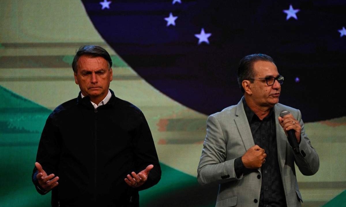 Ex-presidente Jair Bolsonaro (PL) recebe apoio incondicional do pastor Silas Malafaia -  (crédito: MAURO PIMENTEL / AFP)