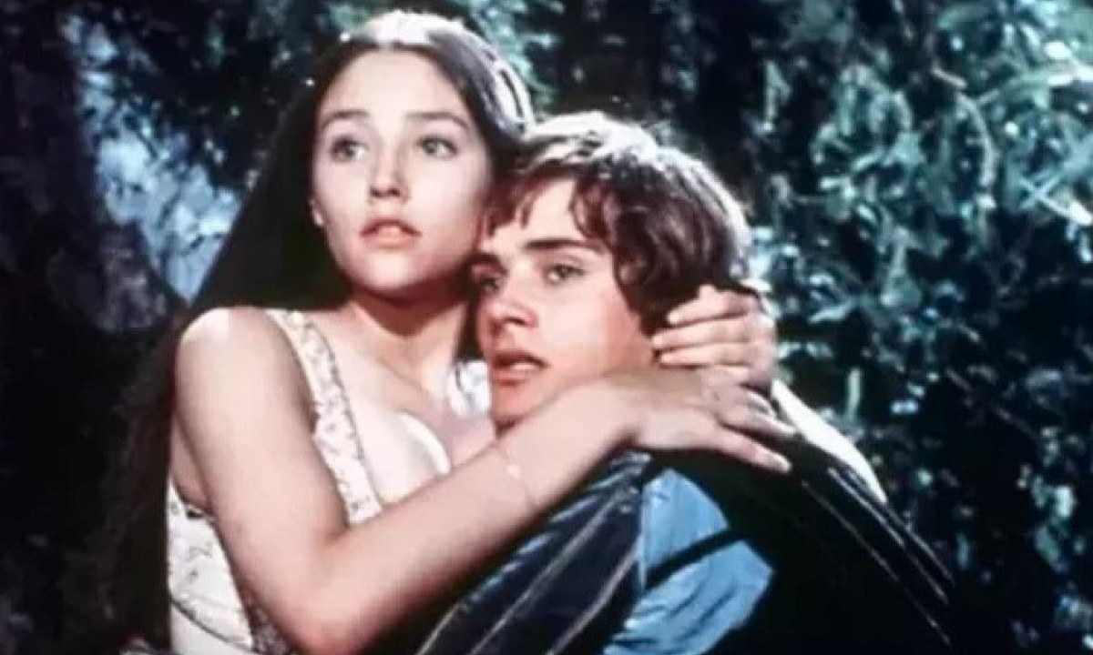 Olivia Hussey, ainda jovem, ao lado do astro Leonard Whiting -  (crédito: Divulgação )