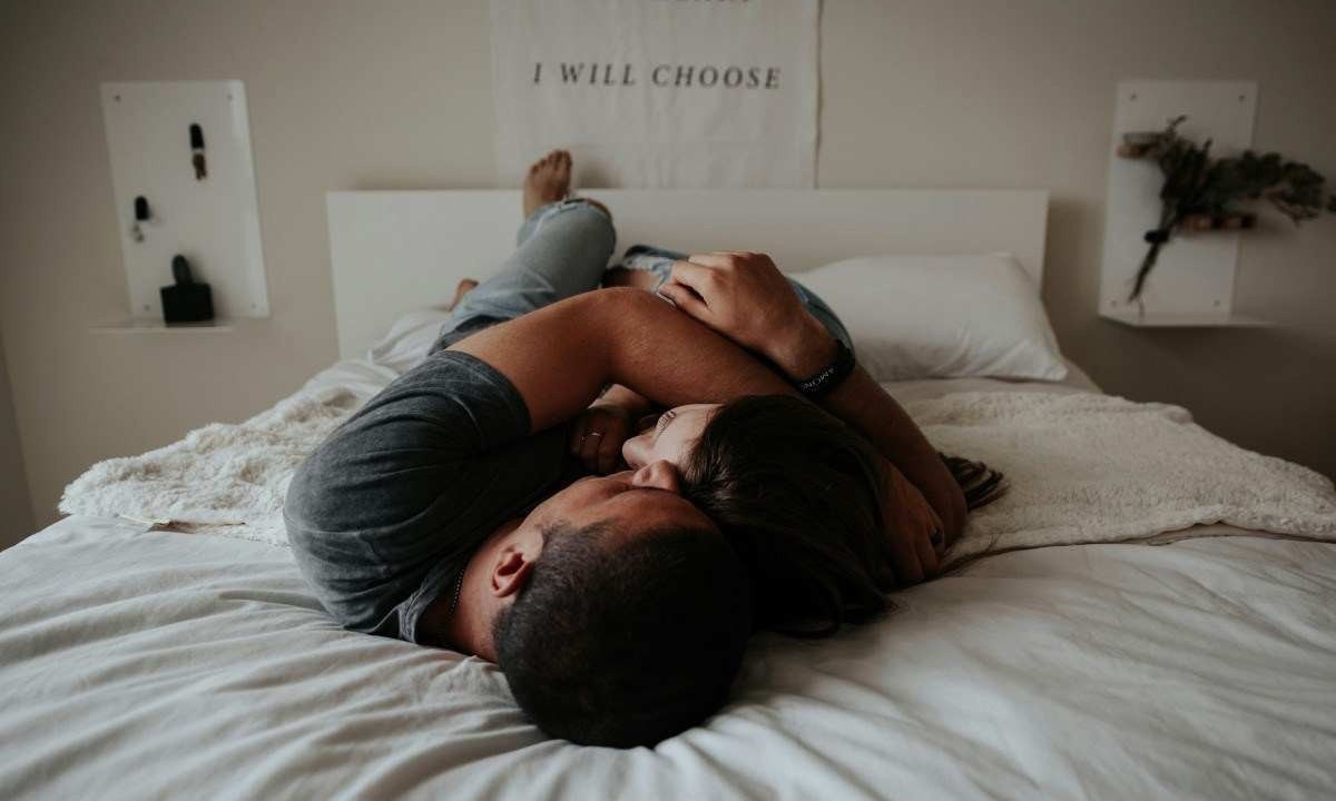 Casal se beijando na cama -  (crédito: Becca Tapert/Unsplash)