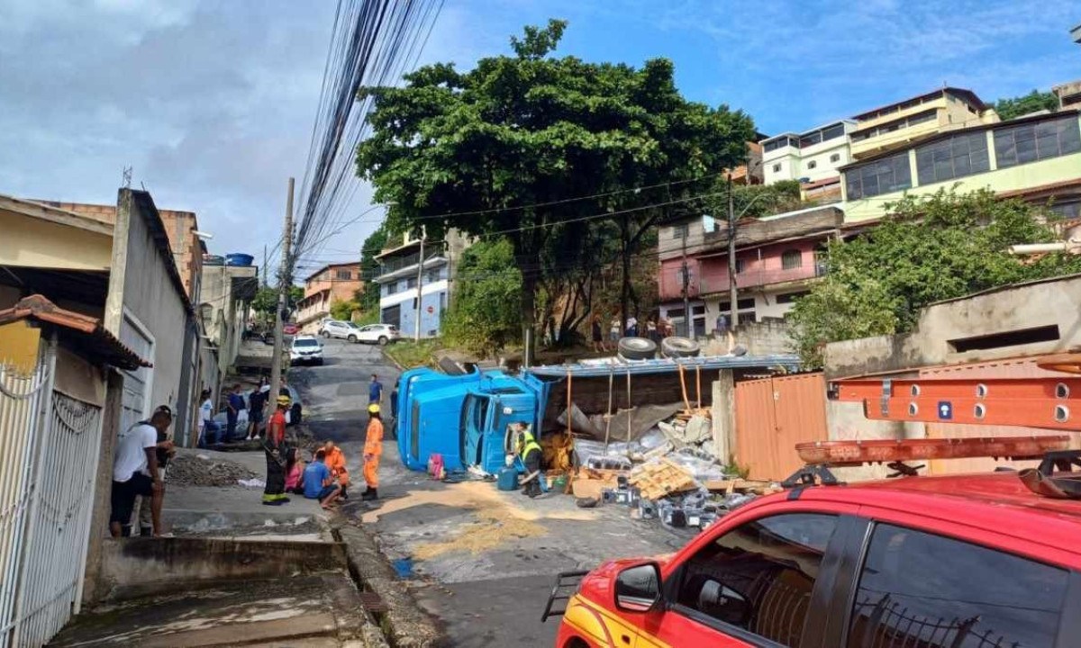 Trânsito está fechado na rua Apucarana -  (crédito: TransCom)