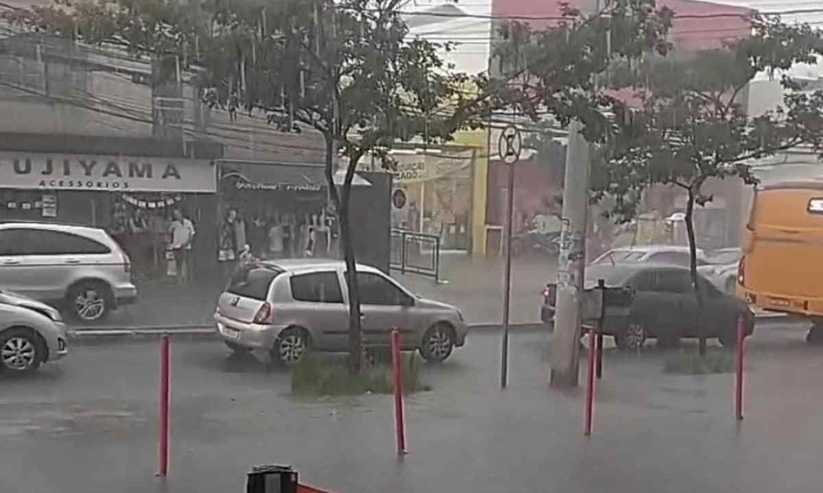 Chuva na regional Venda Nova, em BH -  (crédito: Reprodução/Redes Sociais)