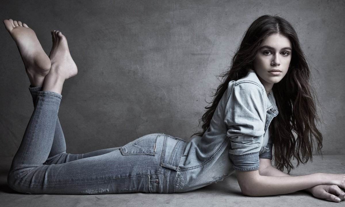 Kaia Gerber, em pose de foto publicitária -  (crédito: godlike)