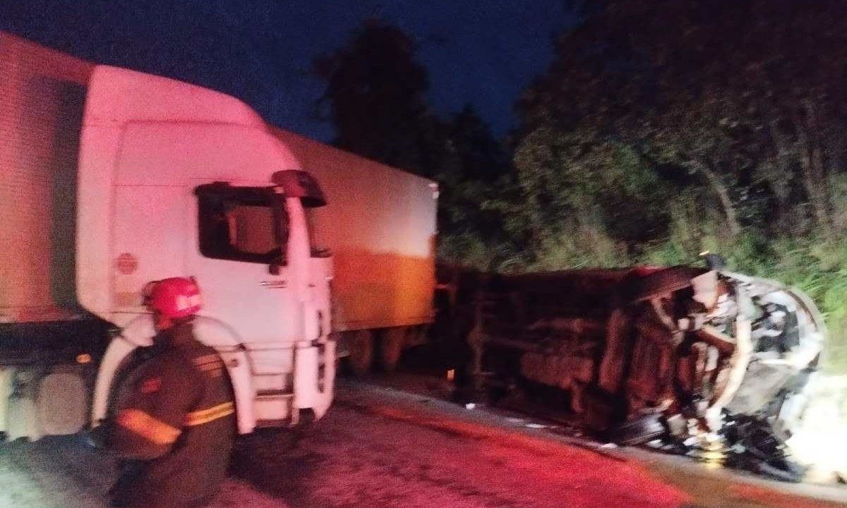 Van bateu na quina de caminhão e tombou na pista da BR-251 -  (crédito: CBMMG)