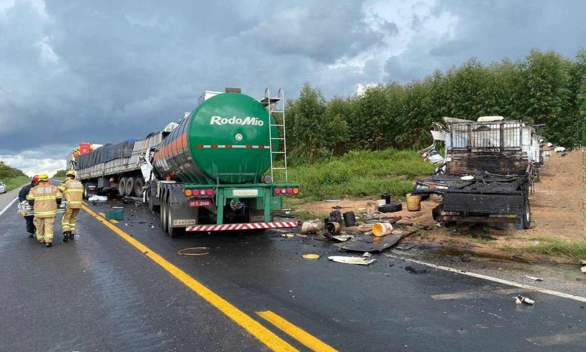 A vítima ficou presa entre as ferragens e morreu no local -  (crédito: Corpo de Bombeiros (CBMMG))