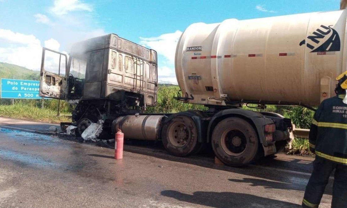 O incêndio foi apenas na cabine da carreta -  (crédito: Corpo de Bombeiros (CBMMG))