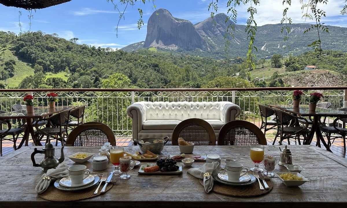 Café da manhã com vista deslumbrante para a Pedra Azul, em Domingos Martins (ES)