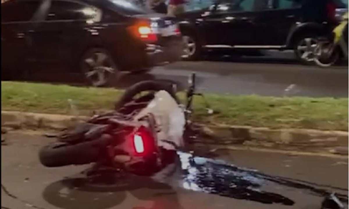 Vídeo mostra momento em que homens fogem da polícia e causam acidente