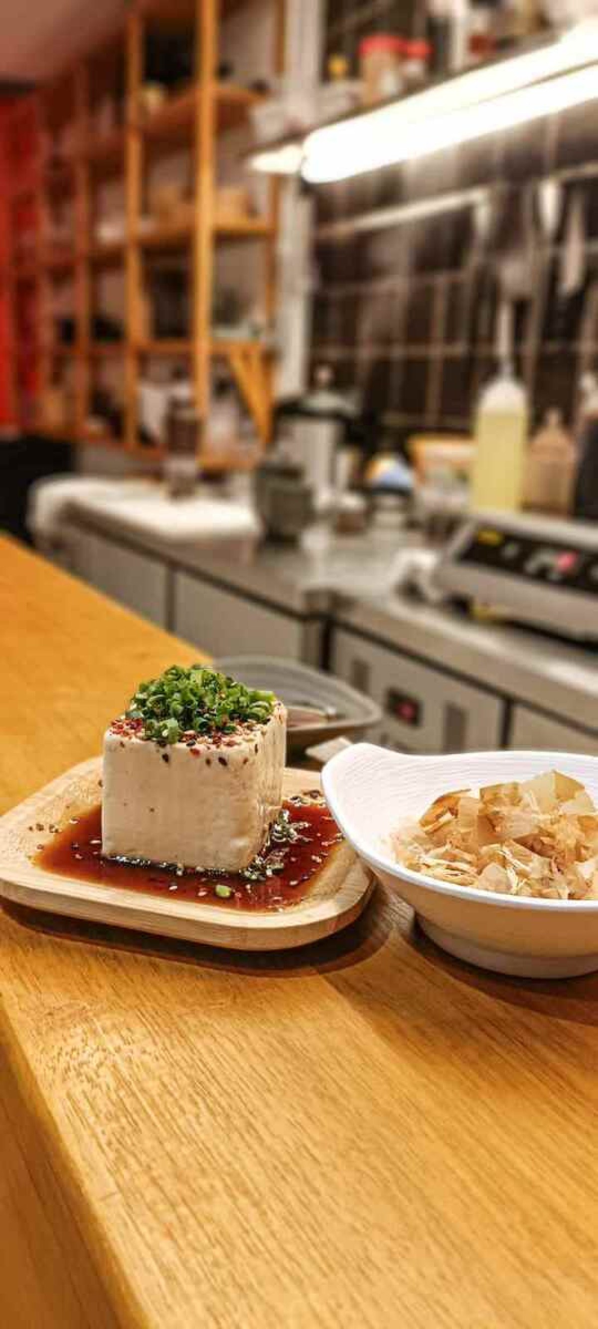 Prato típico do verão japonês, ainda pouco conhecido no Brasil, o Hiyayakko é um cubo de tofu não prensado e gelado coberto com vários temperos